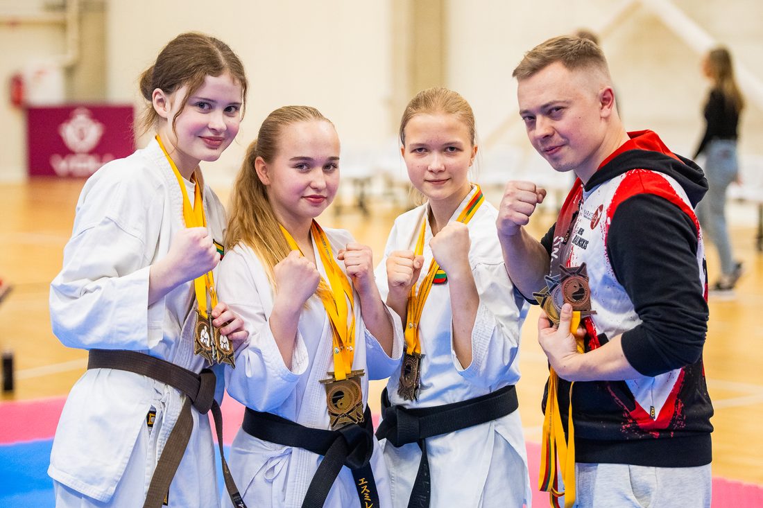 Karateka komanda su medaliais