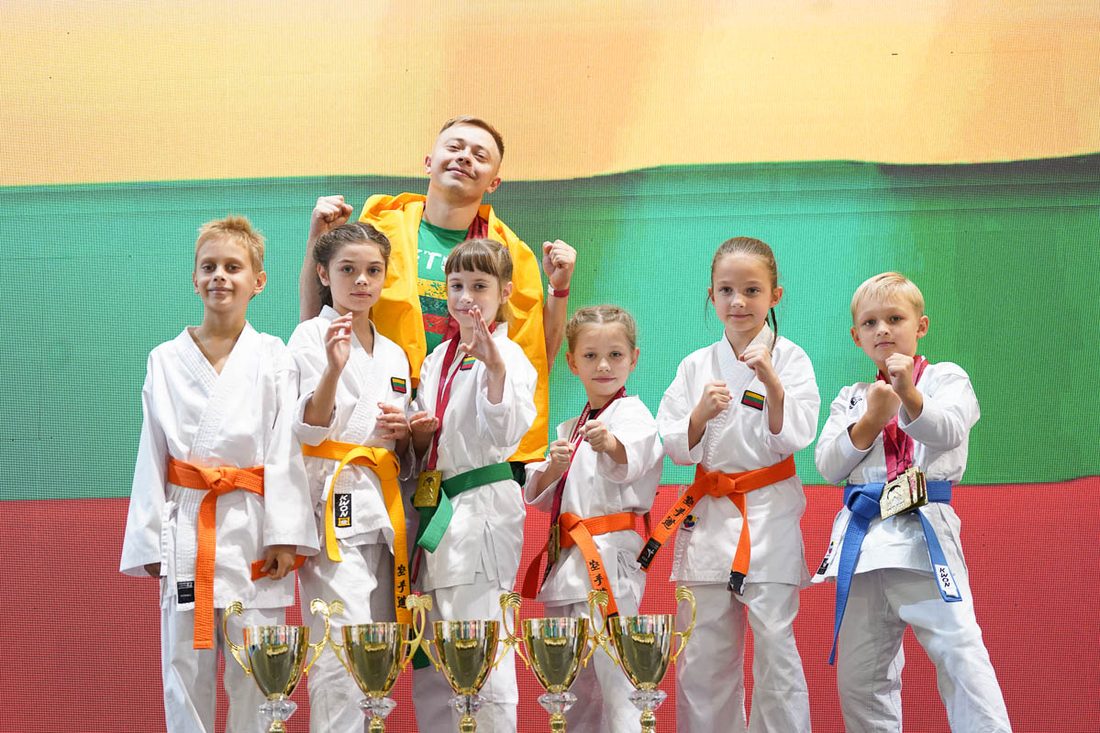 Vaikų komanda su trofėjais